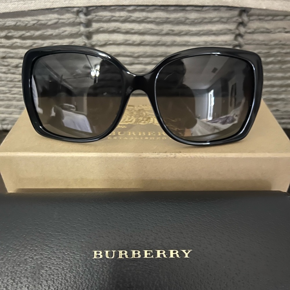 Bubrberry sunglasses, worn twice. Looks brand new